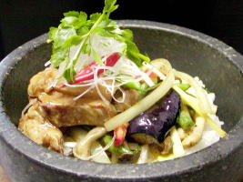 豚角煮を使った料理、石焼ビビンバ風。夜食に最高