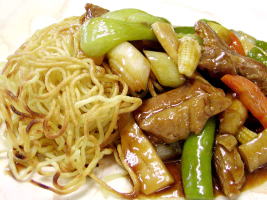 豚角煮を使った上海焼そば。麺をカリカリにするのがコツ